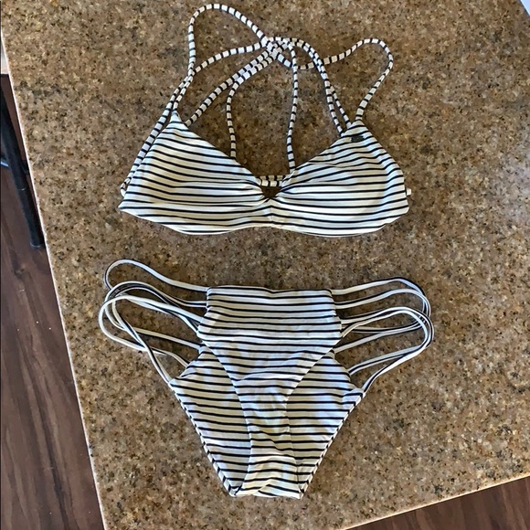 Black and white strappy bikini - Picture 1 of 2